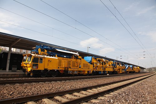 QS-1200II全斷面道砟清篩機